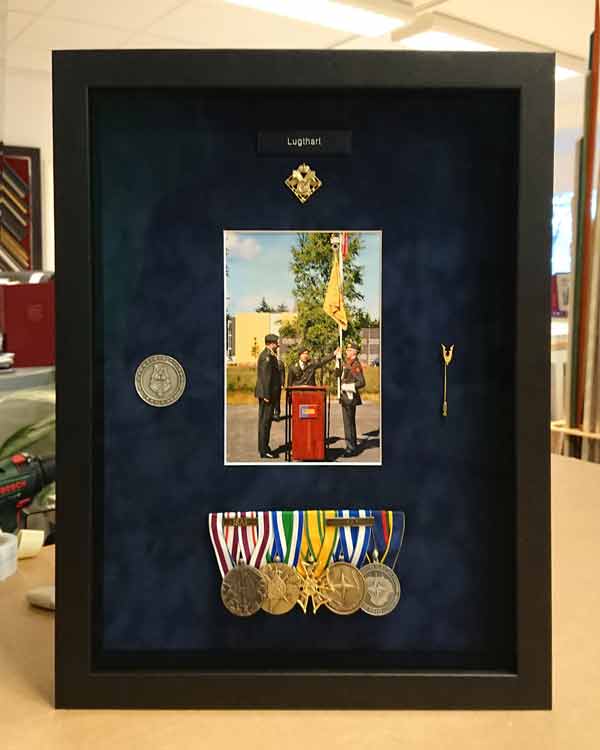 Medailles met suede passe-partout in een dooslijst