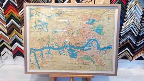 Landkaart ingelijst met een fineerlijst met notenhout