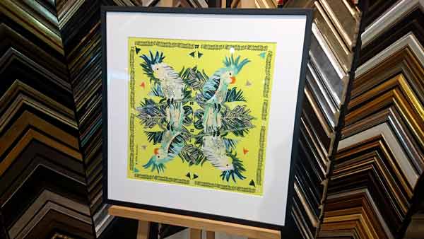 Zijden sjaal achter een passe-partout in een strakke lijst